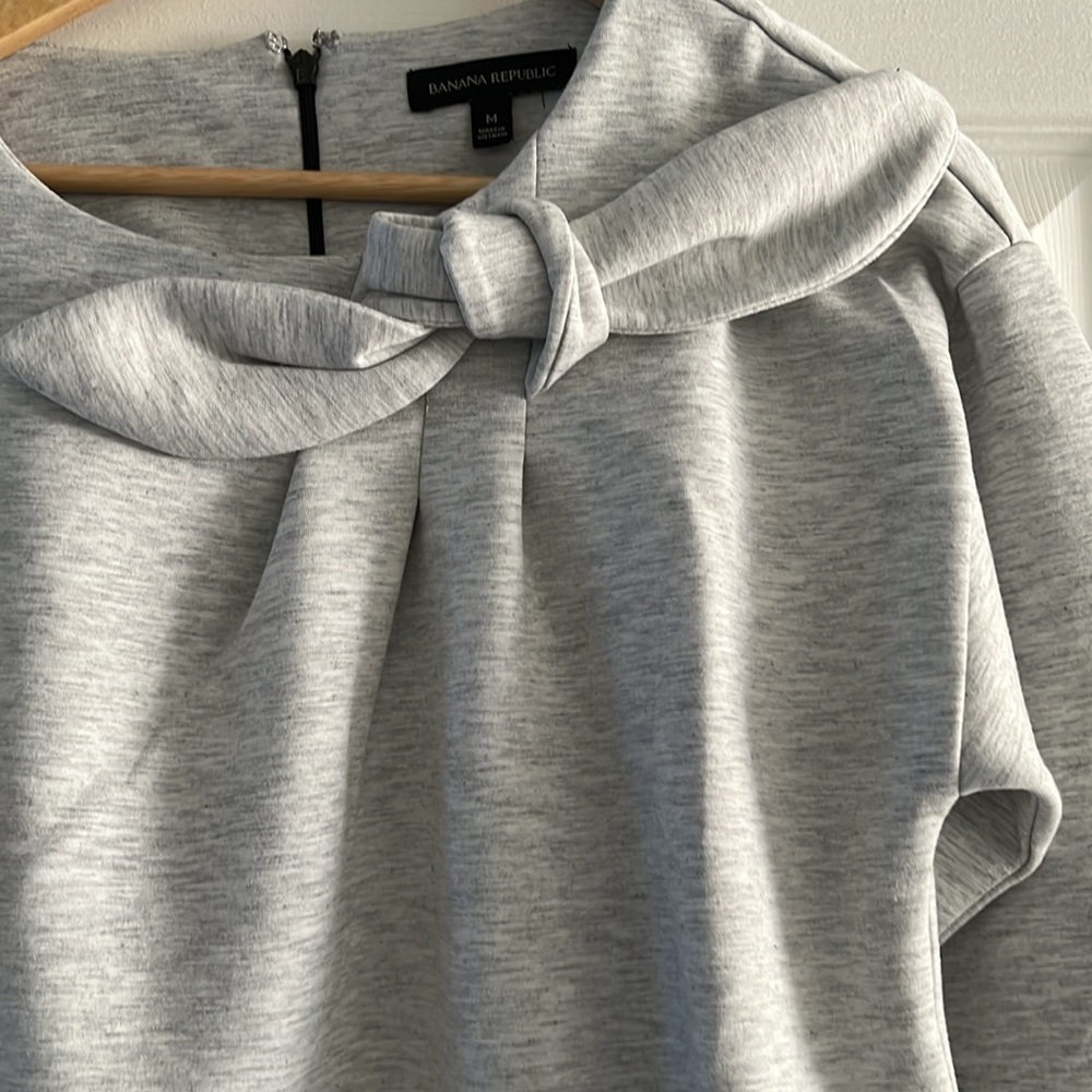 Banana Republic thermal Gray Long Sleeve Top with Knot Detailšā·ļøšŗ - Picture 5 of 6